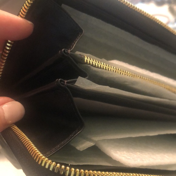 Tumi  New zip Round wallet Voyager collection 2 outside pocket easy access black - Picture 6 of 13